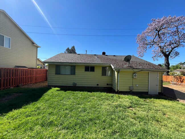 Building Photo - 6727 SE Reedway St