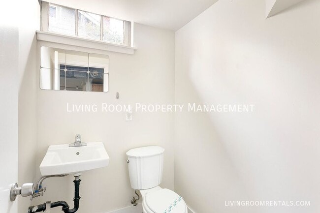 Building Photo - 5001 NE 32nd Pl