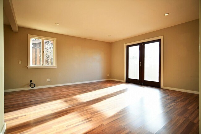 Building Photo - 6632 Simson St