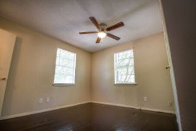 Building Photo - Discover Your New Home in the Heart of San Antonio's East Side