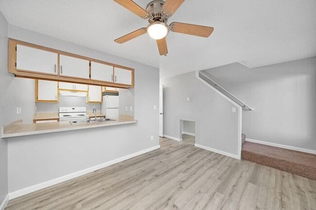 Building Photo - Spacious 2 Bed, 1.5 Bath. townhome with Washer and Dryer!