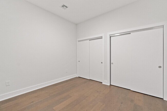 Building Photo - 260 Ave E