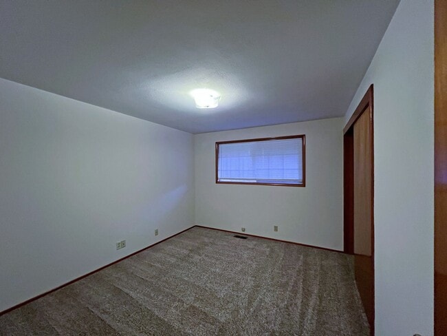 Building Photo - Adorable Three Bedrooom in Edgewood