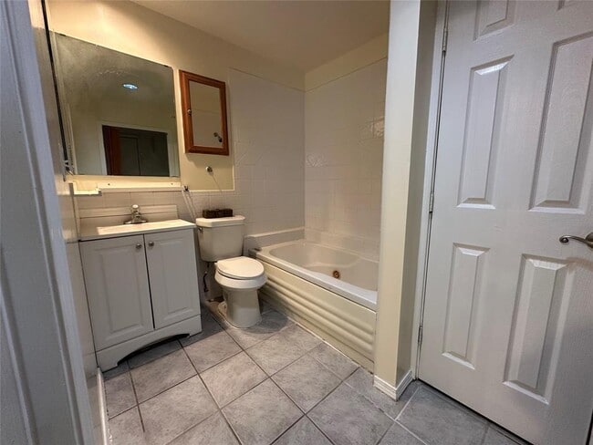 Building Photo - 204 Thompson St