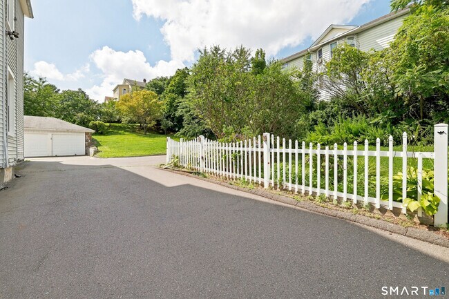 Building Photo - 126 Booth St