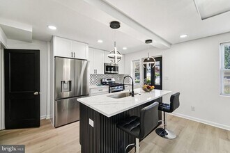 Building Photo - BEAUTIFUL 3 Bedroom 2 Bathroom Home