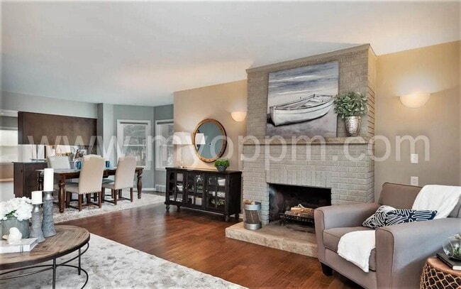 Building Photo - Stunning 5 Bedroom / 2 Bathroom Home | Han...