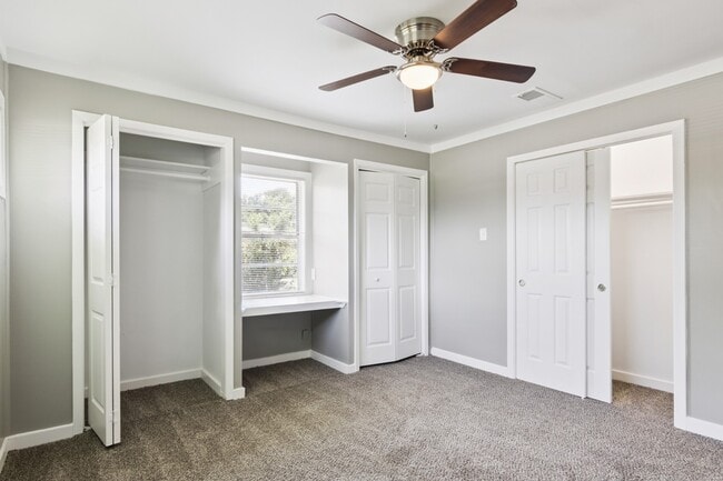 Building Photo - 1606 Oaks Dr