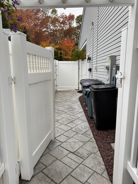 Building Photo - 18 Fairwood Ln