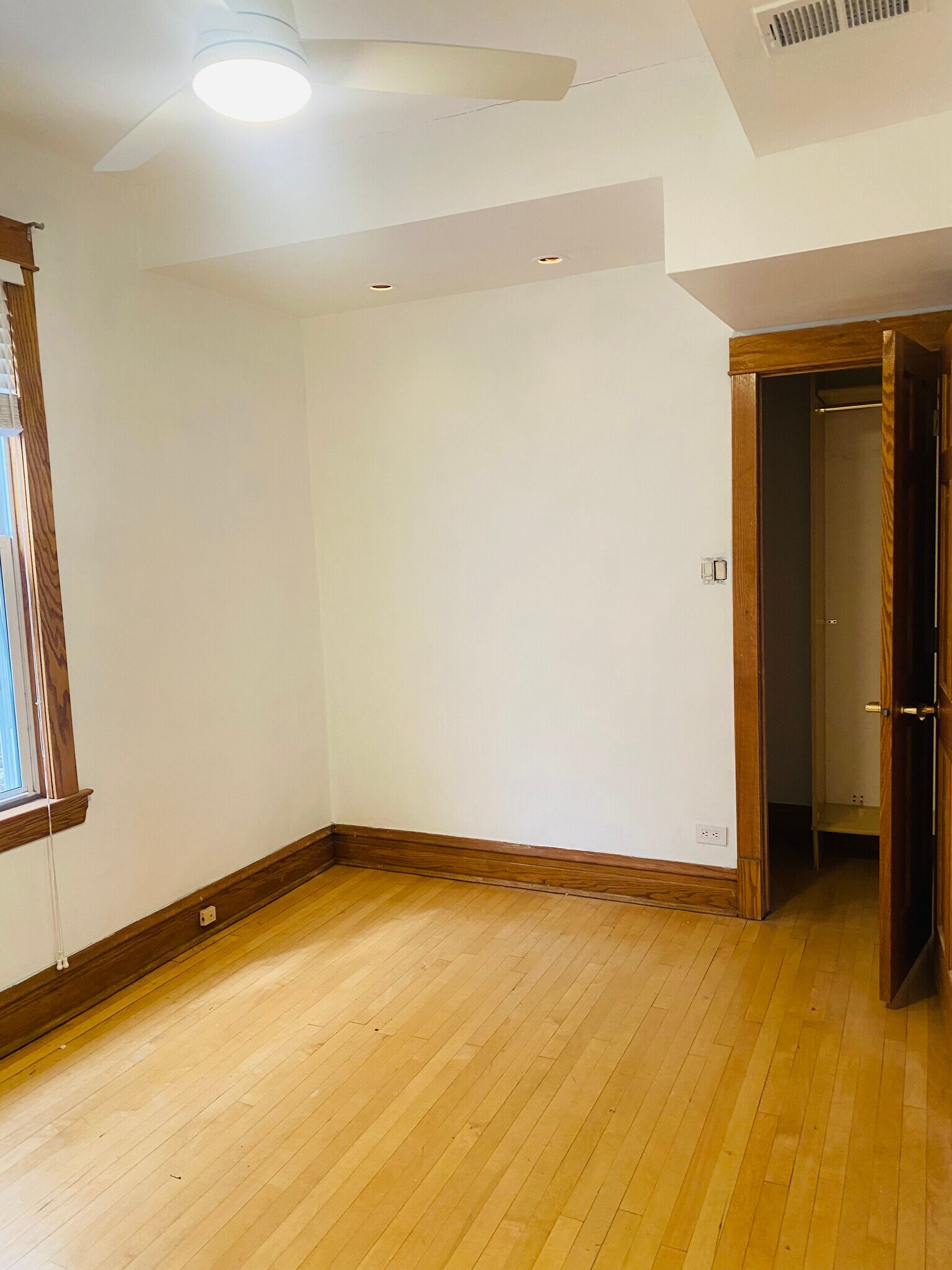 Another view of 2nd bedroom - 2014 W Fletcher St