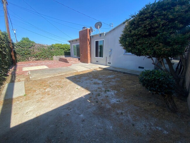Building Photo - 3-Bed, 1-Bath Home, + Bonus Room/Office .....