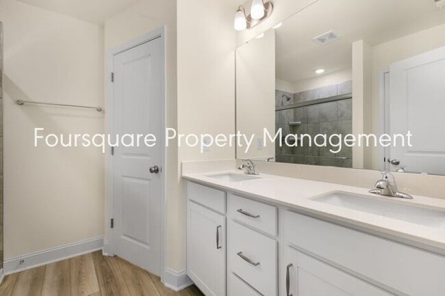 Building Photo - Townhome! | Back Patio with Privacy Fence|...