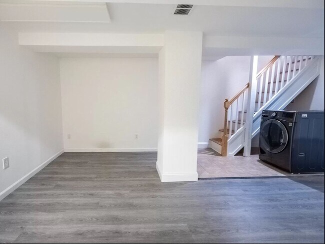 Building Photo - 572 Park Pl