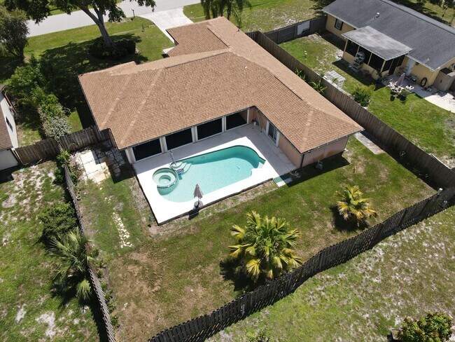 Building Photo - 790 SE Ablett Ln