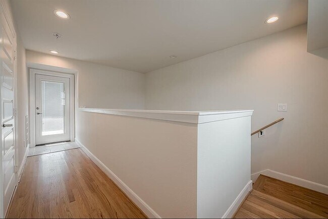 Building Photo - 2759 Clinton Dr
