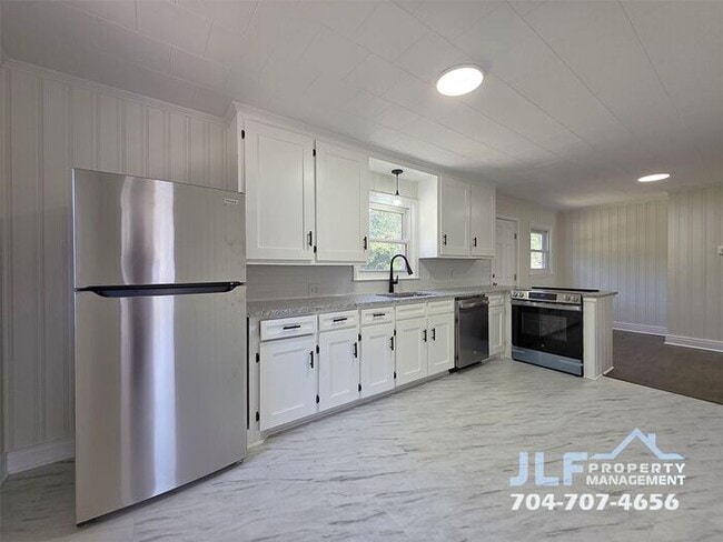 Building Photo - Fully Renovated 3 Bed/1 Bath Cottage in Wo...