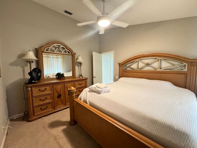 Building Photo - 4 Bedroom 2 Bathroom + Den - Large Garage and  Heated  Pool!