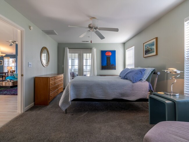 Building Photo - YEAR ROUND RENTAL- FURNISHED - 3 BEDROOM CONDO - WOODS COVE