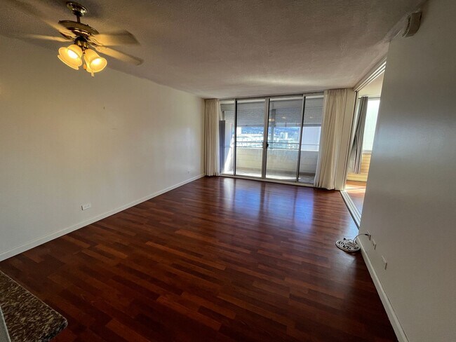 Building Photo - Woodrose (Honolulu) - Basic cable/electricity included!! 2 bedroom, 1.5 bathroom, 1 parking