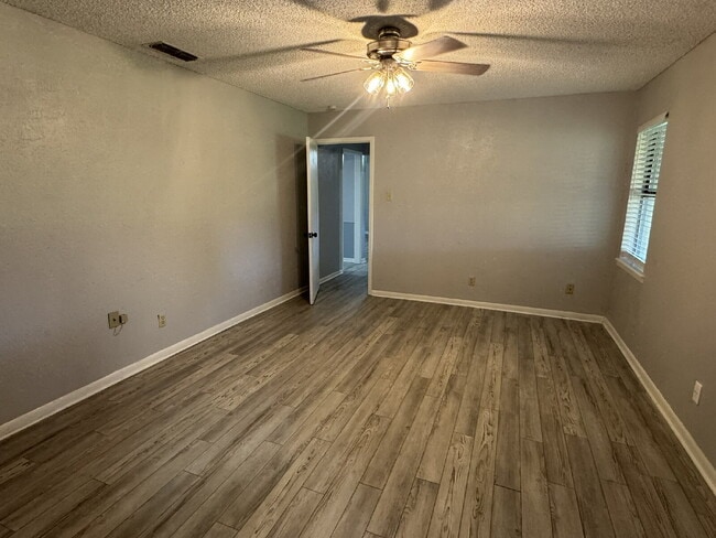 Building Photo - Excellent 3 bedroom 2 bath in great neighb...