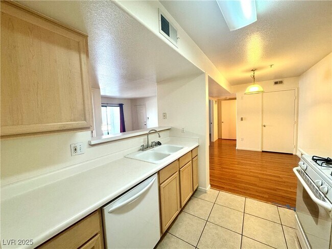 Building Photo - 950 Seven Hills Dr