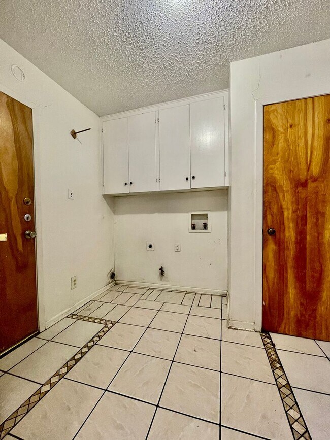 Building Photo - Spacious 4 Bedroom Home with multiple livi...