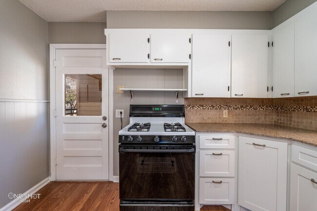 Building Photo - 1002 S San Jose Dr