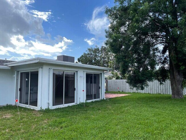 Building Photo - 499 Iris Ave