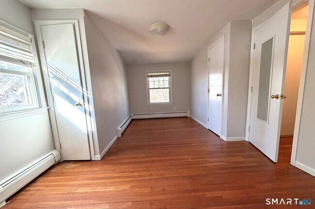 Building Photo - 658 Winnepoge Dr