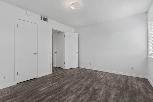 Building Photo - 60 Club House Dr