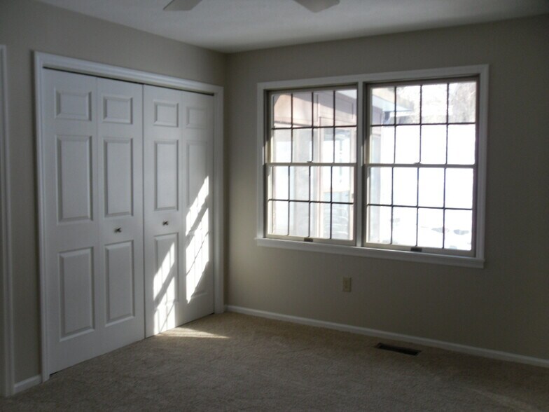 Building Photo - 1130 Cymar Dr E
