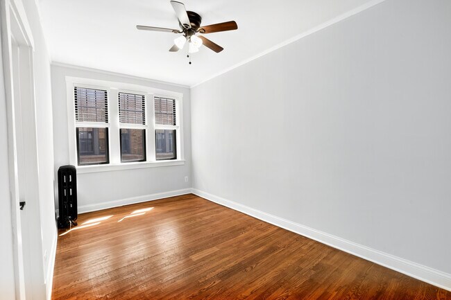 Building Photo - 7626 N Eastlake Terrace