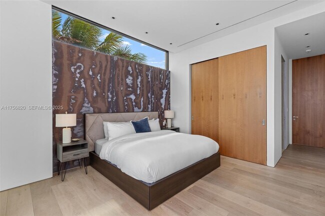 Building Photo - 825 E Dilido Dr