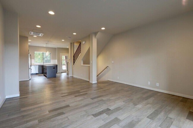 Building Photo - Immaculate and Spacious 2 Bedroom/1.75 Issaquah Townhome!
