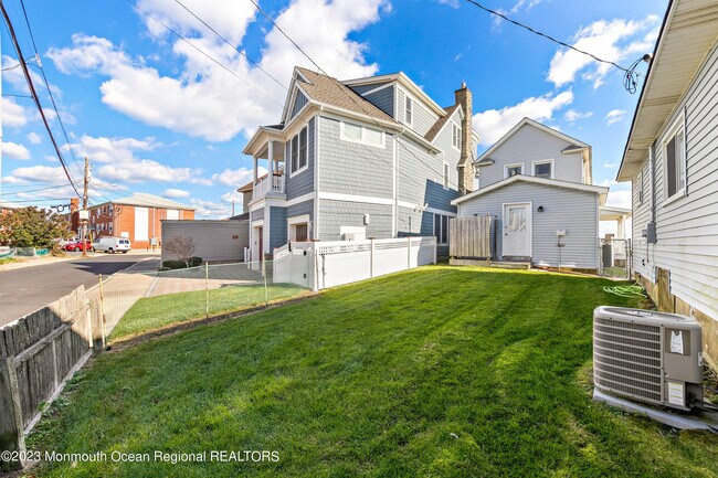 Building Photo - 1211 Ocean Ave N