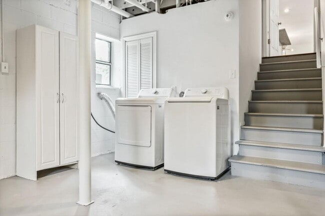 Building Photo - 3089 Del Monico Dr