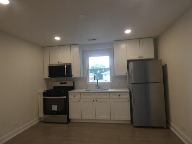 Building Photo - 241 S Small Ave