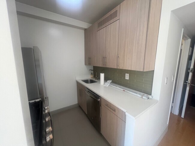 Building Photo - 410 W 53rd St
