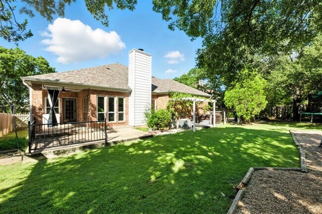 Building Photo - 9281 Scenic Bluff Dr