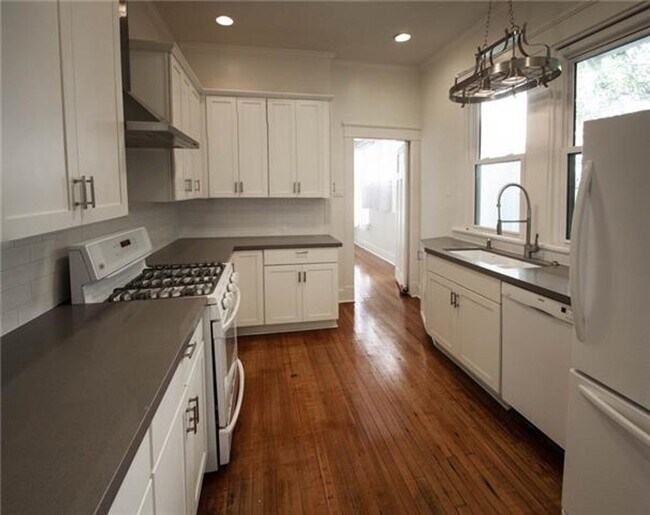 Building Photo - RENOVATED HOME IN THE HEART OF UPTOWN NEAR CAMPUS!