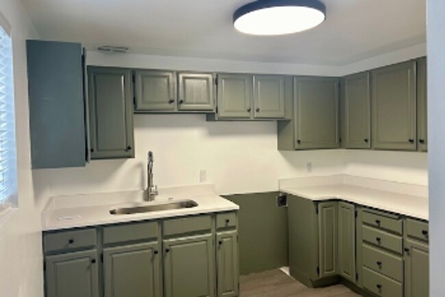 Building Photo - 5 spacious bedrooms, 2.5 bathroom house in Orem