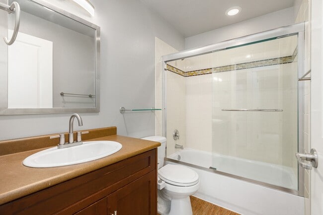 Building Photo - Welcoming Top Floor 1 Bedroom Condo - Gated Community with Parking