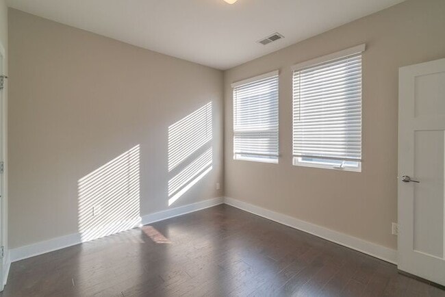 Building Photo - Beautiful Modern Townhome in South End Available 5/1!