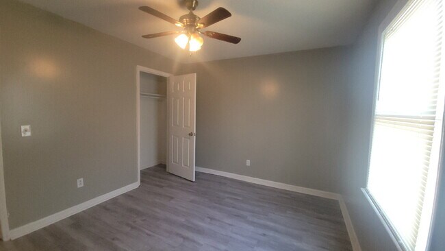 Building Photo - 1 month free Section 8 accepted Spacious 2-Bed, 2-Bath Sanctuary in Huntsville – Your Ideal Retre...