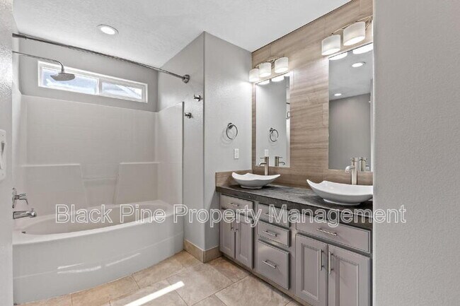 Building Photo - 6018 N Silver Maple Ave