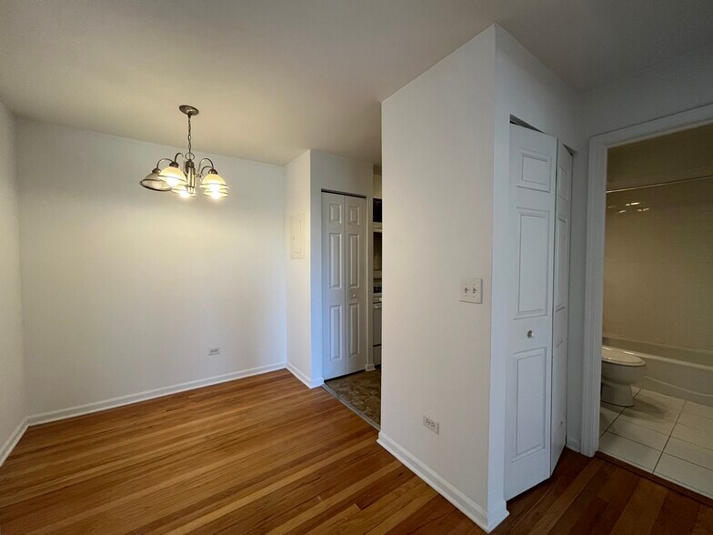 Building Photo - 736 W Buena Ave