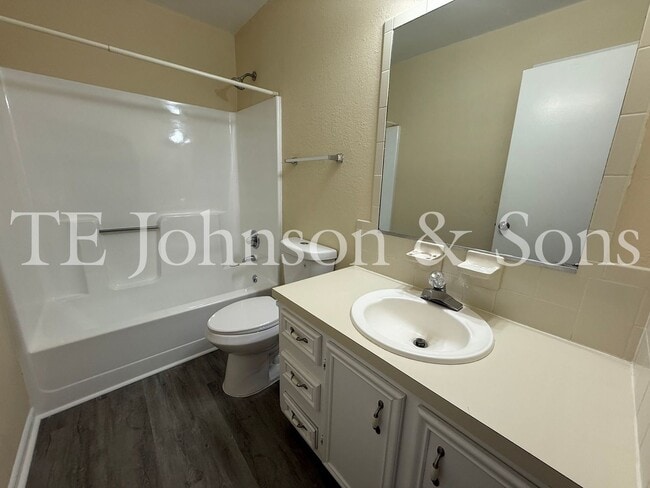 Building Photo - Charming 2-Bedroom with Fireplace & Modern...