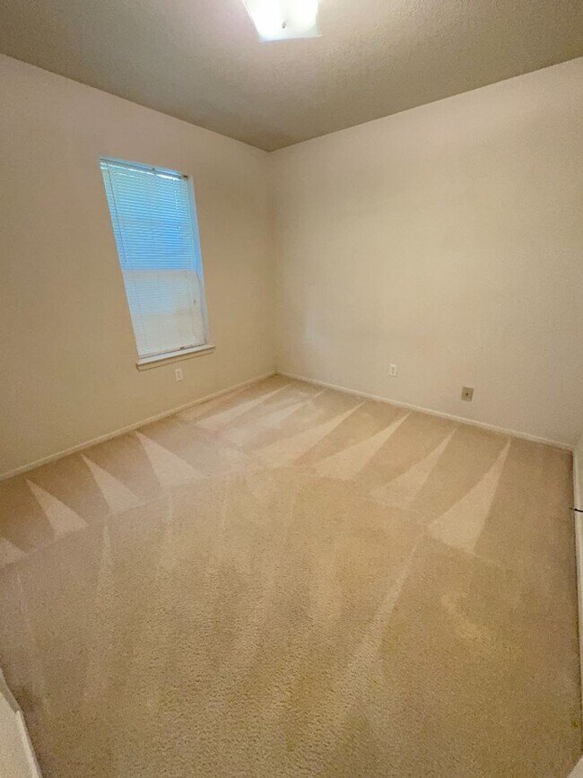 Building Photo - 3bd/2ba Single-Family Home on Amethyst Dr!