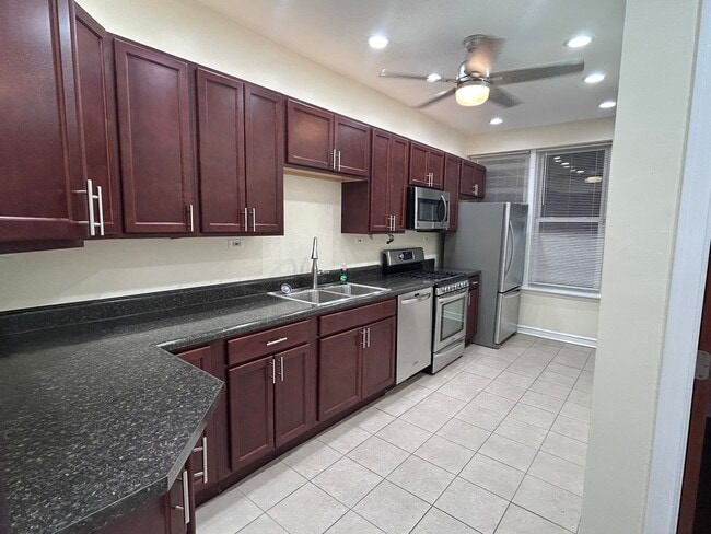 Building Photo - 720 N Throop St