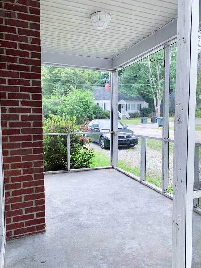 Building Photo - Fenced in 4 bedroom home for 4 or 3 people!